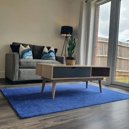 Tranquil Oasis: Modern 4-Bedroom Retreat with Gardens Luton  Exterior photo