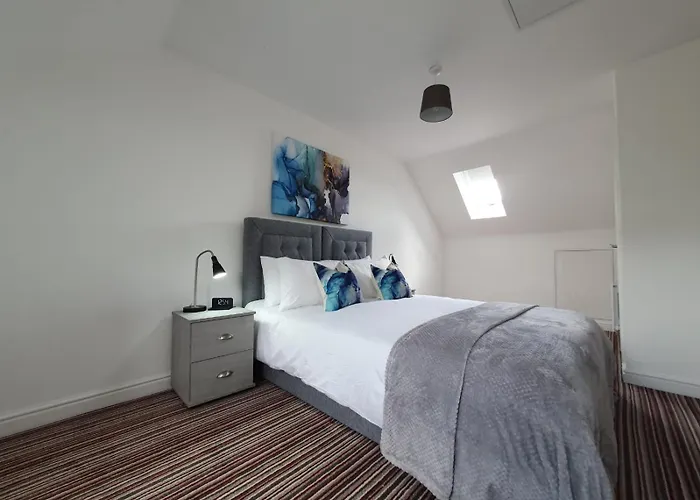 Cheerful 4 - Tranquil Oasis Modern And Spacious Retreat 4-Bedroom With Private Parking And Serene Gardens
