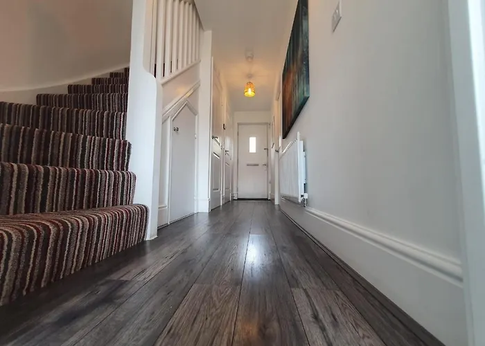 Cheerful 4 - Tranquil Oasis Modern And Spacious Retreat 4-Bedroom With Private Parking And Serene Gardens