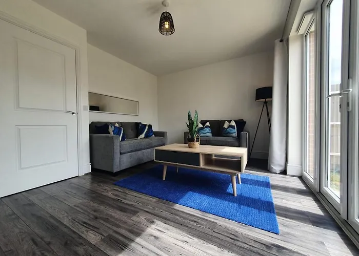 Cheerful 4 - Tranquil Oasis Modern And Spacious Retreat 4-Bedroom With Private Parking And Serene Gardens