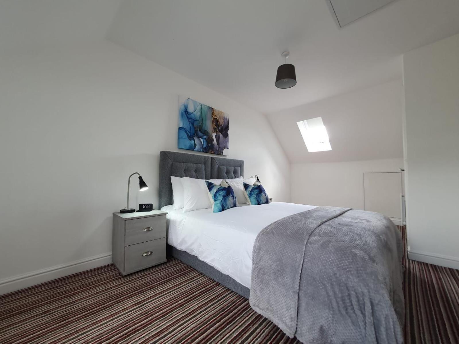 Tranquil Oasis: Modern 4-bedroom Retreat With Gardens Luton (Bedfordshire)