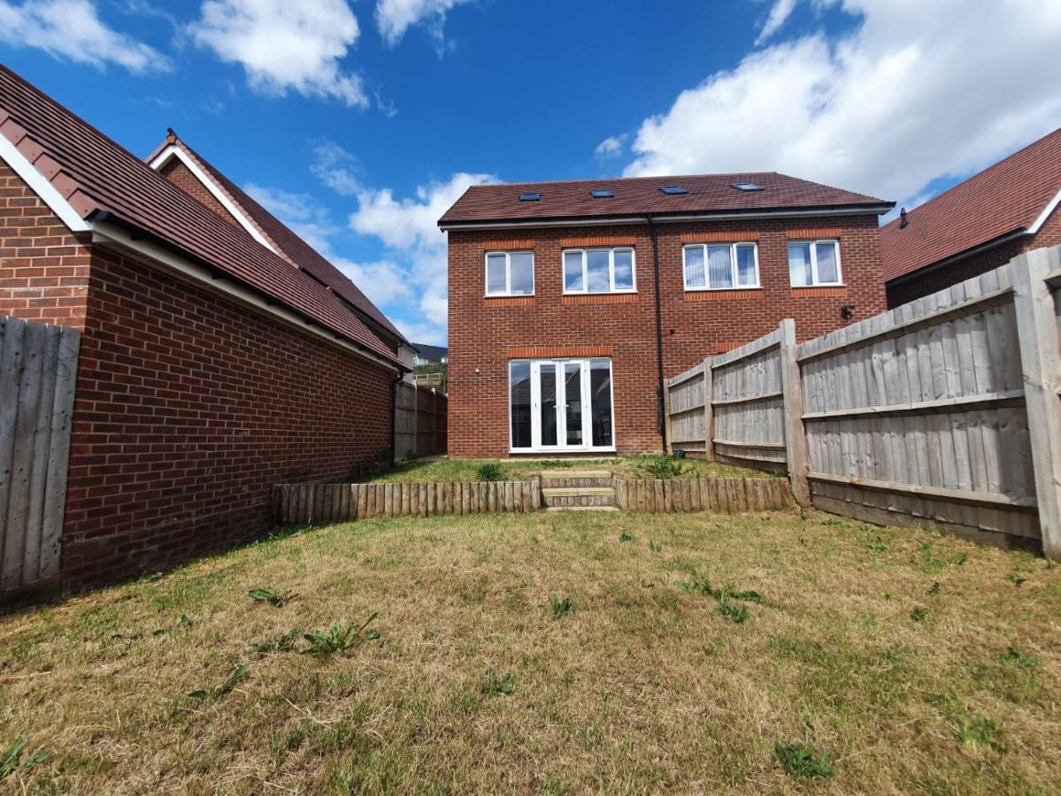 Tranquil Oasis: Modern 4-bedroom Retreat With Gardens Holiday home *