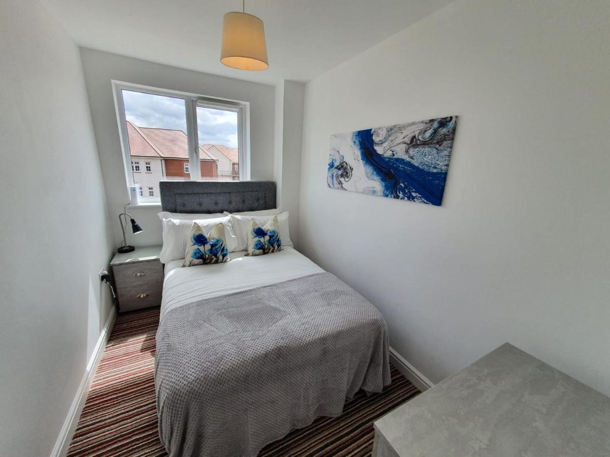 Holiday home Tranquil Oasis: Modern 4-bedroom Retreat With Gardens *