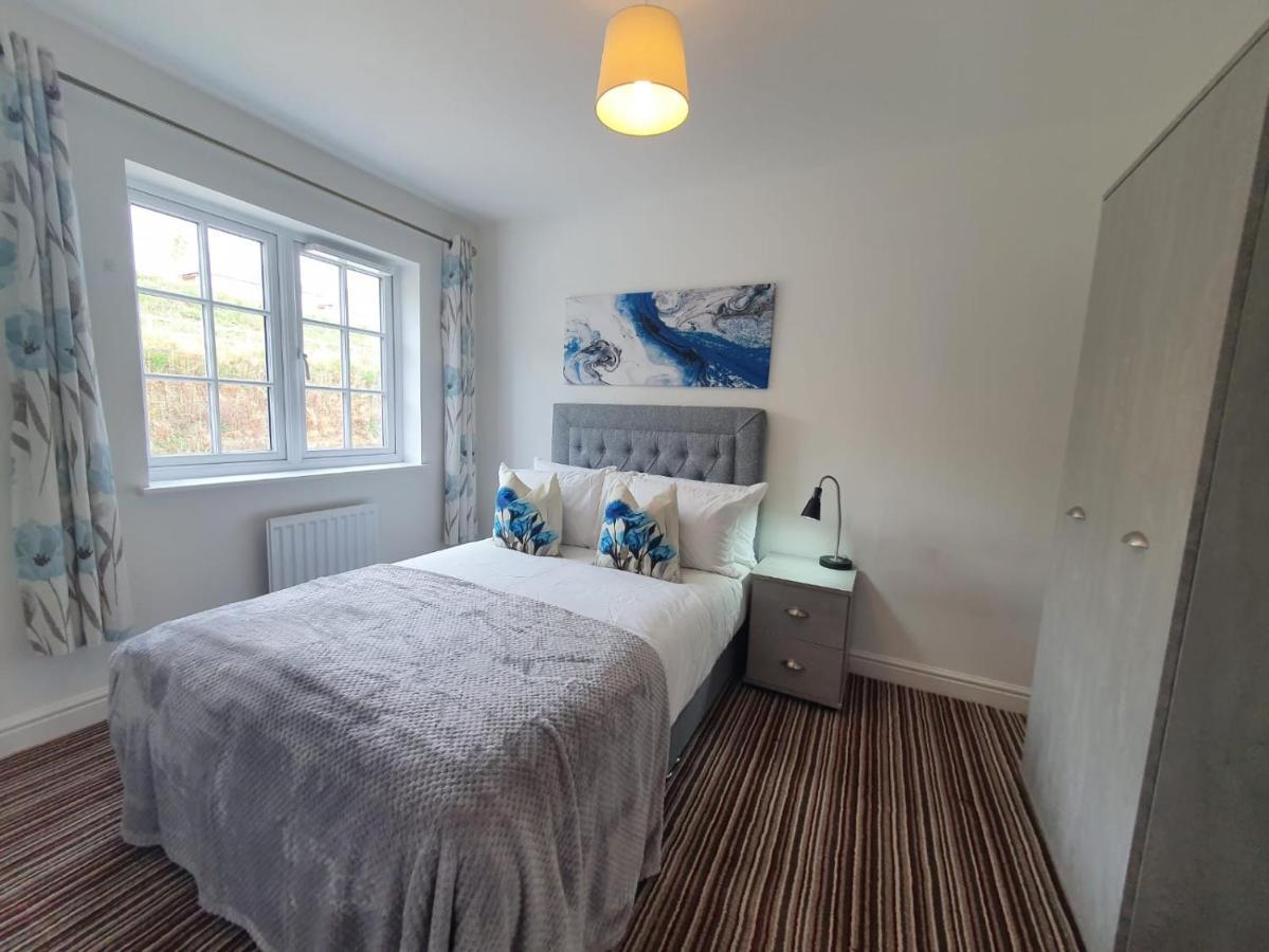 Tranquil Oasis: Modern 4-bedroom Retreat With Gardens Holiday home *