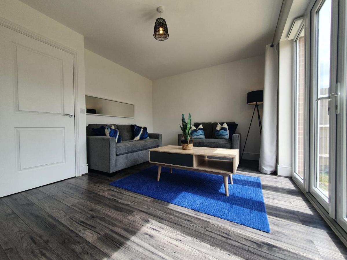 Tranquil Oasis: Modern 4-bedroom Retreat With Gardens